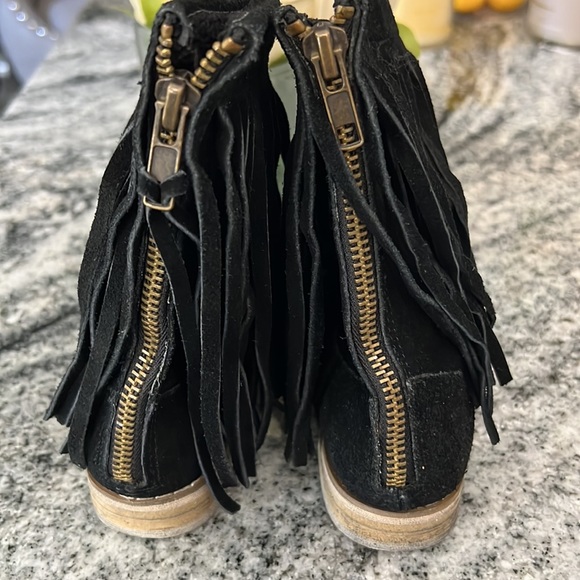 JOYFOLIE CUTE TODDLER FRINGED BOOTS SZ 6 EUC - Picture 5 of 6